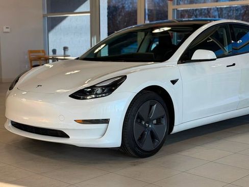 Used 2023 Tesla Model 3 Standard Range image 3