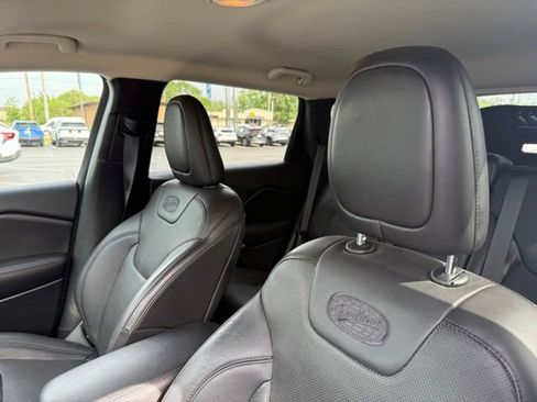 Used 2018 Jeep Cherokee Overland AWD/4WD image 7