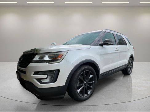 Used 2017 Ford Explorer XLT w/ Equipment Group 202A FWD image 1