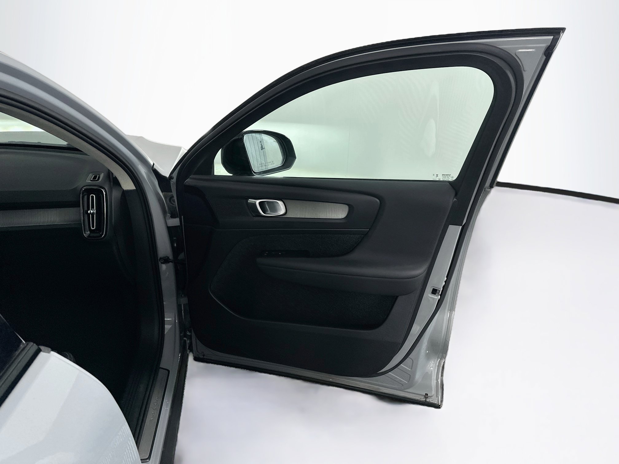Used 2026 Volvo XC40 B5 Plus AWD/4WD image 35