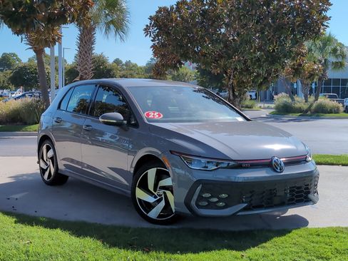 Used 2025 Volkswagen Golf S FWD image 2