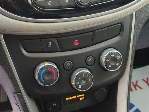 Certified 2022 Chevrolet Trax LT w/ LT Convenience Package image 18