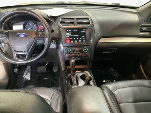 Used 2017 Ford Explorer XLT w/ Equipment Group 202A AWD/4WD image 10
