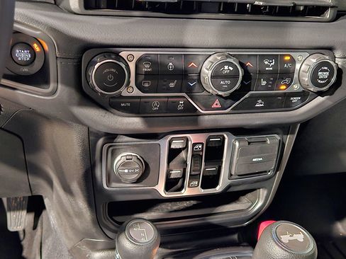 Used 2024 Jeep Wrangler Unlimited Sahara AWD/4WD image 31