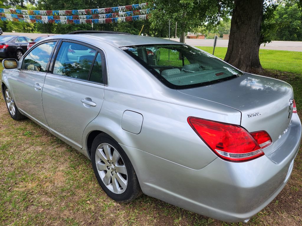Used 2005 Toyota Avalon XLS FWD image 2