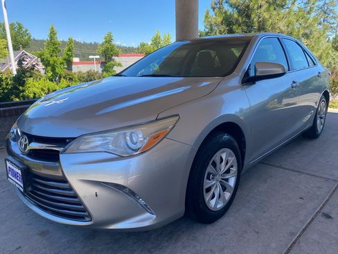 Used 2015 Toyota Camry LE FWD image 2