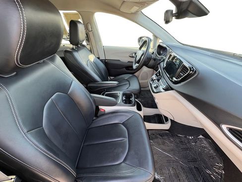 Used 2024 Chrysler Pacifica Touring-L image 24