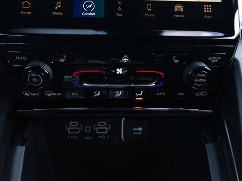 Used 2024 Jeep Grand Cherokee Limited w/ Black Appearance Package image 19