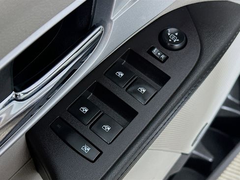 Used 2017 Chevrolet Equinox Premier w/ Enhanced Convenience Package image 17