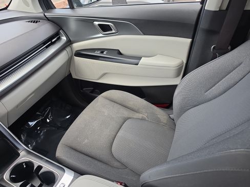 Certified 2024 Kia Carnival LX FWD image 15