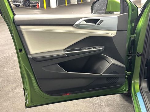 New 2025 Volkswagen Taos SE image 28