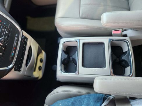 Used 2012 Chrysler Town & Country Touring-L w/ Entertainment Group #2 FWD image 26