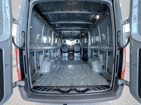 Used 2025 Mercedes-Benz Sprinter 2500 image 33
