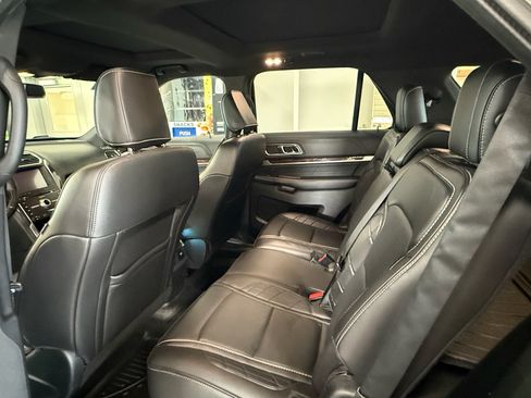 Used 2018 Ford Explorer Platinum AWD/4WD image 9