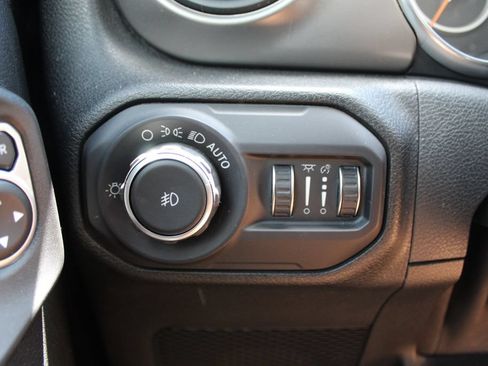 Used 2018 Jeep Wrangler Unlimited Sport S AWD/4WD image 25