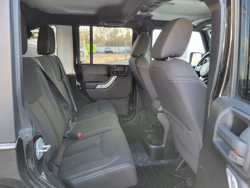 Used 2014 Jeep Wrangler Unlimited Sahara w/ Dual Top Group AWD/4WD image 19