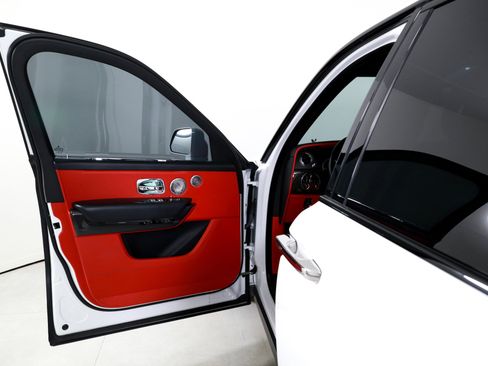 Used 2021 Rolls-Royce Cullinan Black Badge image 11