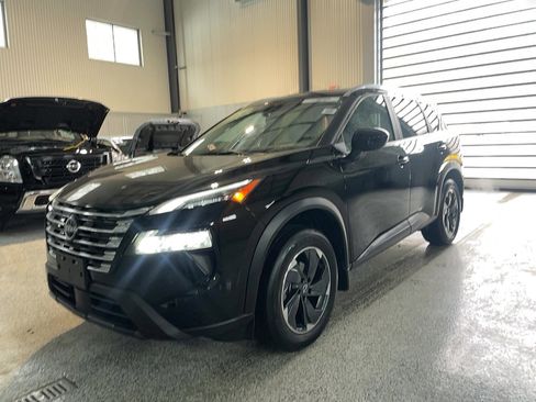 Used 2024 Nissan Rogue SV w/ SV Premium Package image 2