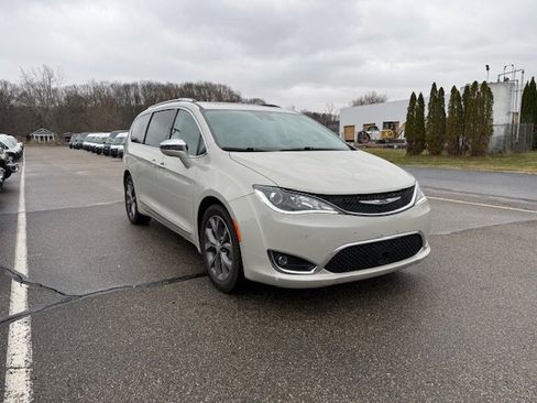 Used 2020 Chrysler Pacifica Limited w/ Tire & Wheel Group image 2