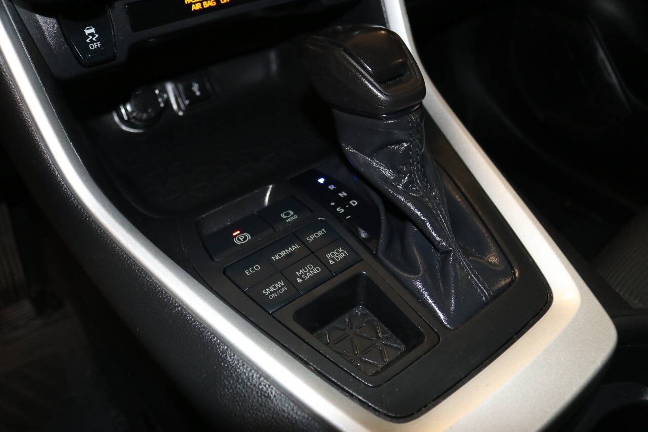 Used 2020 Toyota RAV4 LE w/ Carpet Mat Package AWD/4WD image 28