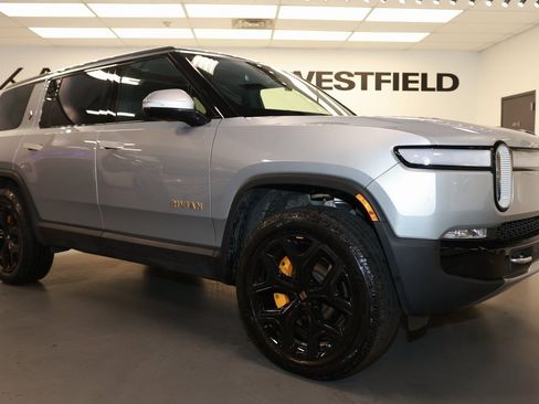 Used 2023 Rivian R1S Adventure image 9