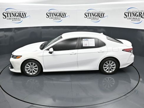 Used 2020 Toyota Camry LE image 12