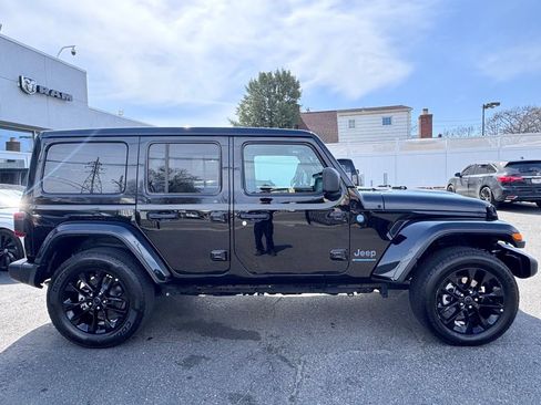 Used 2025 Jeep Wrangler Unlimited Sahara w/ Safety Group image 8