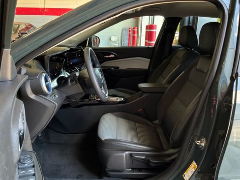 Used 2025 Chevrolet Trax LT FWD image 10