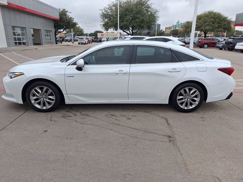 Used 2021 Toyota Avalon XLE image 3
