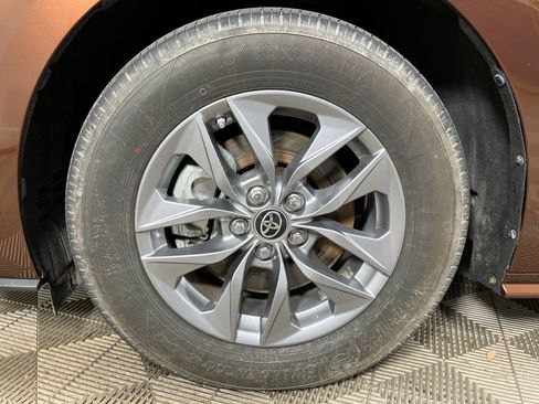 Used 2021 Toyota Sienna LE image 11