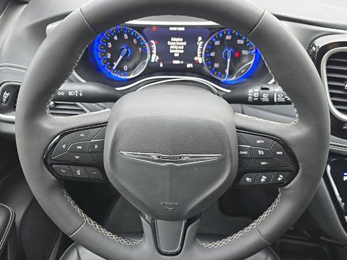 Used 2023 Chrysler Pacifica Touring-L w/ S Appearance Package AWD/4WD image 8