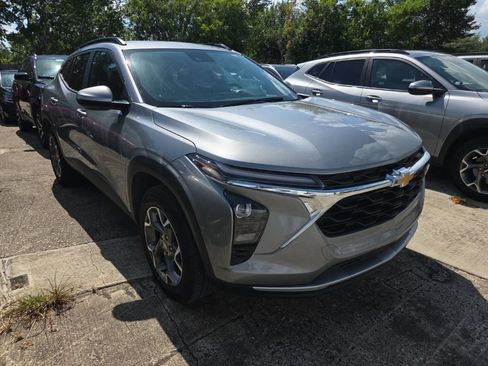 Used 2025 Chevrolet Trax LT w/ LT Convenience Package FWD image 6