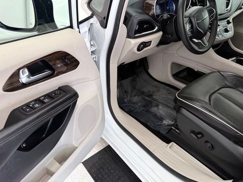 Used 2023 Chrysler Pacifica Limited FWD image 36