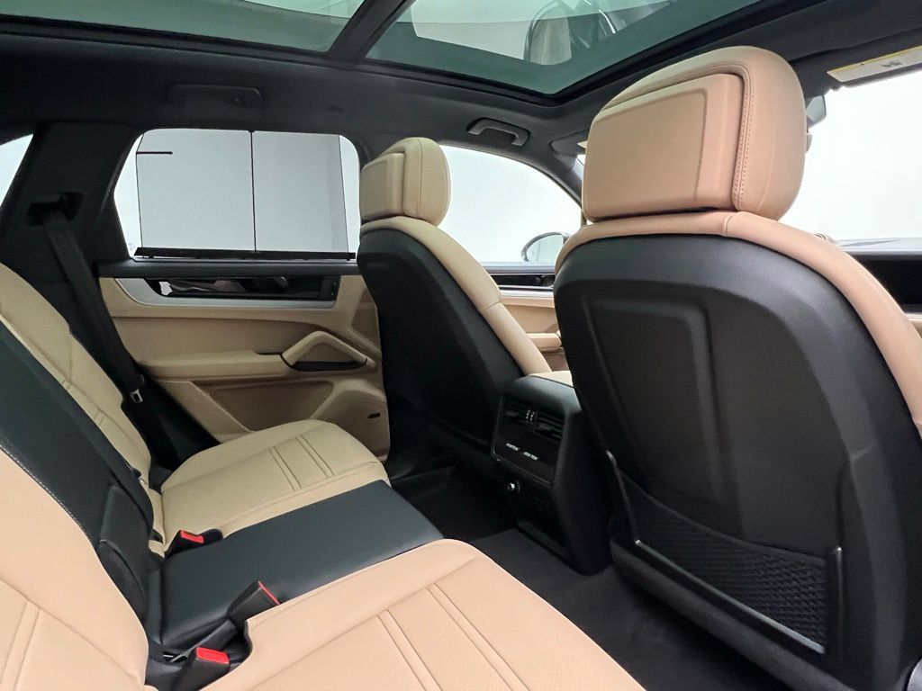 Used 2026 Porsche Cayenne E-Hybrid AWD/4WD image 16