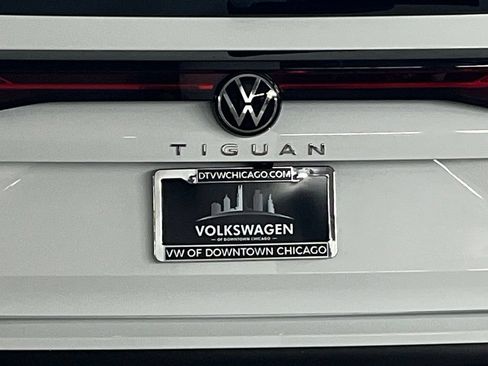 Used 2025 Volkswagen Tiguan SE AWD/4WD image 35