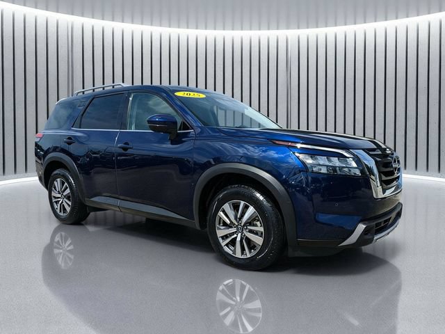 Used 2025 Nissan Pathfinder SL FWD image 2