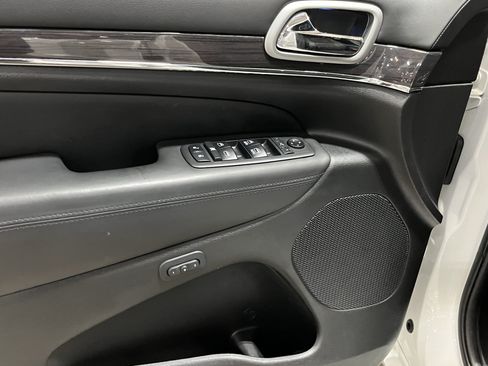 Used 2018 Jeep Grand Cherokee Overland AWD/4WD image 17