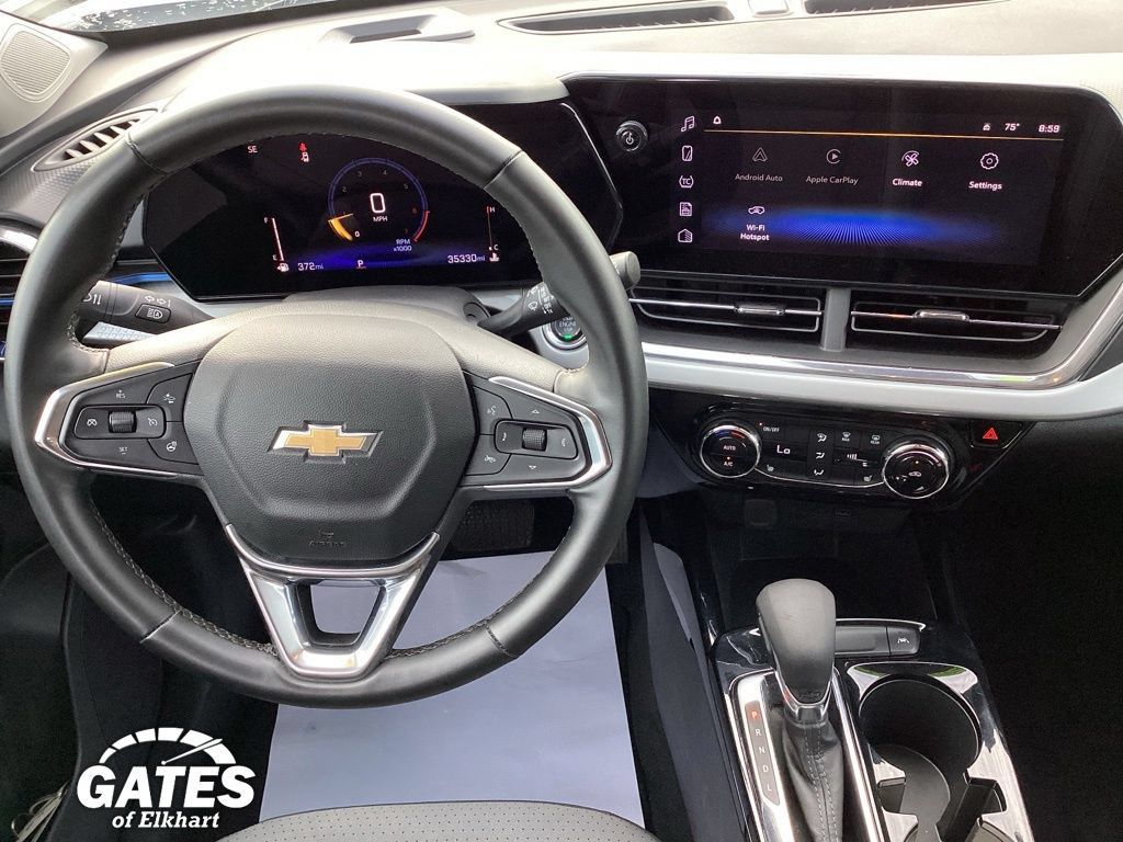 Used 2025 Chevrolet Trax LT w/ LT Convenience Package FWD image 17