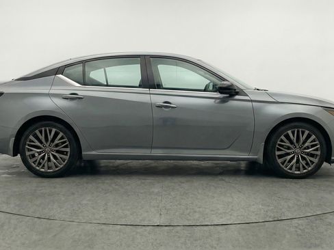 Used 2025 Nissan Altima 2.5 SV FWD image 11
