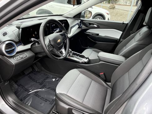 Used 2025 Chevrolet Trax LT w/ LT Convenience Package image 9