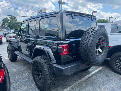 Used 2025 Jeep Wrangler Unlimited Sahara AWD/4WD image 10