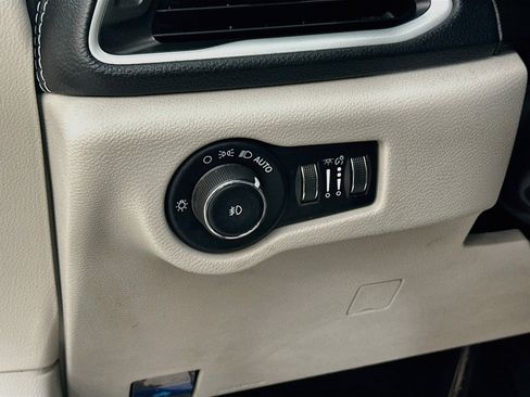 Used 2022 Chrysler Pacifica Touring-L w/ Uconnect Theater Family Group FWD image 10
