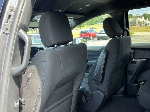 Used 2023 Chrysler Pacifica Touring FWD image 30