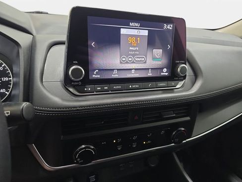 Used 2024 Nissan Rogue S AWD/4WD image 19