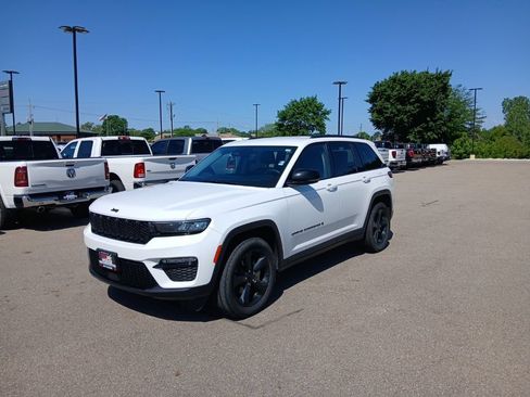 Used 2023 Jeep Grand Cherokee Limited w/ Black Appearance Package AWD/4WD image 4