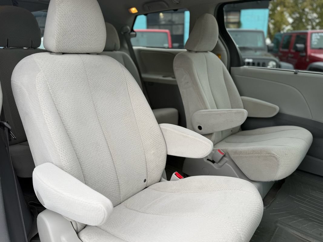 Used 2013 Toyota Sienna LE w/ Towing Pkg AWD/4WD image 10