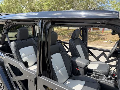 Used 2024 Jeep Wrangler Unlimited Rubicon AWD/4WD image 46