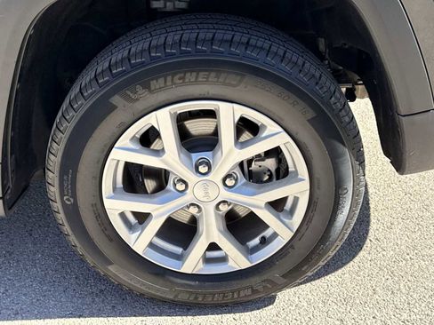 Used 2024 Jeep Grand Cherokee Limited image 4