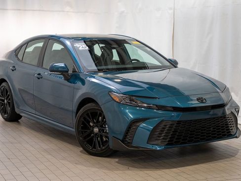 Used 2025 Toyota Camry SE image 1