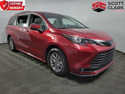 Used 2025 Toyota Sienna XLE w/ XLE Plus Package image 1